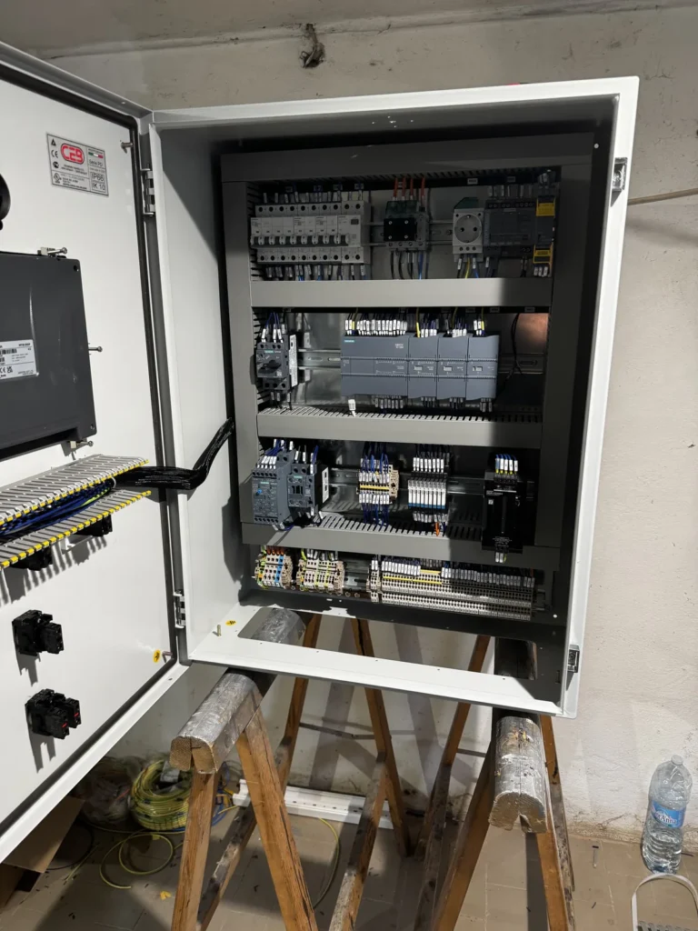 Quadro di automazione industriale con PLC e pannello HMI