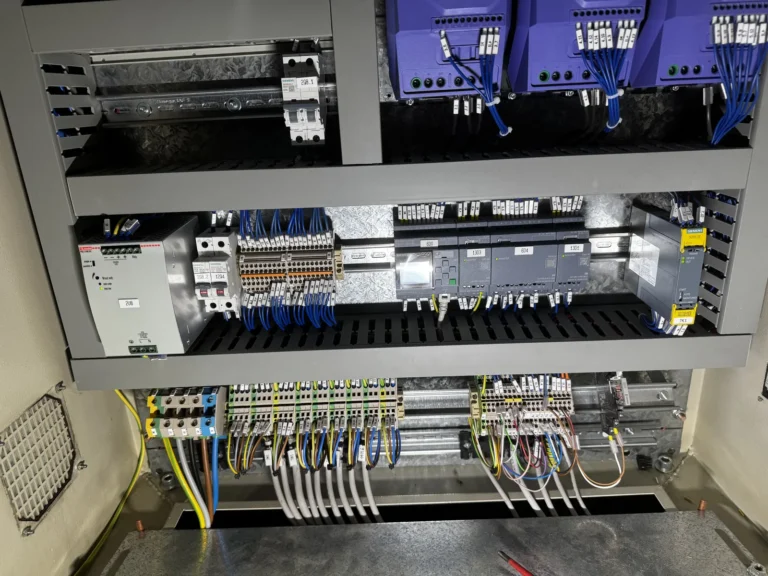 Quadro elettrico industriale completato dopo un intervento di revamping